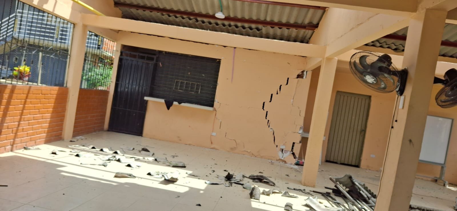 Grieta profunda que atraviesa una pared de piso a techo