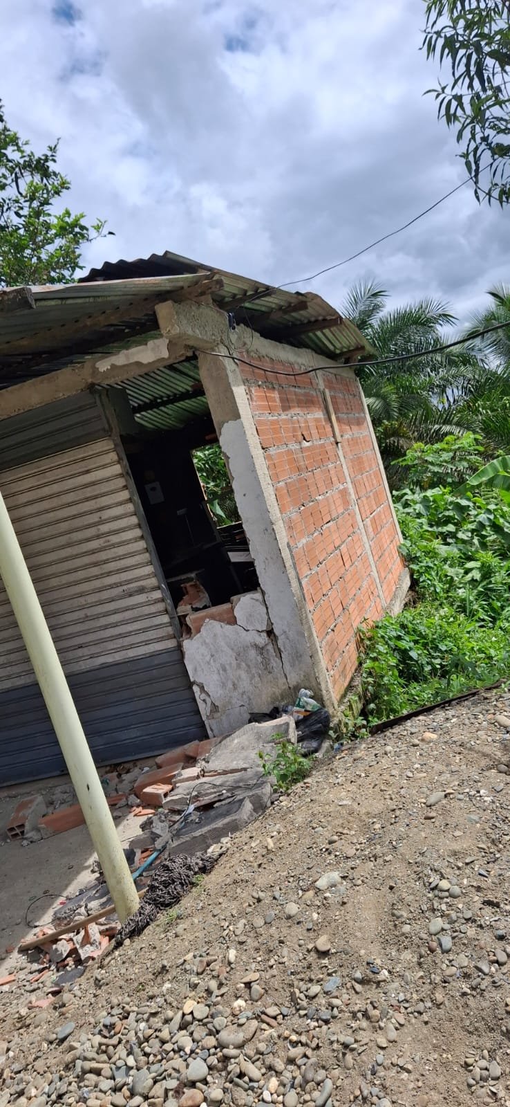 Vivienda inclinada sobre su base, junto a la vía