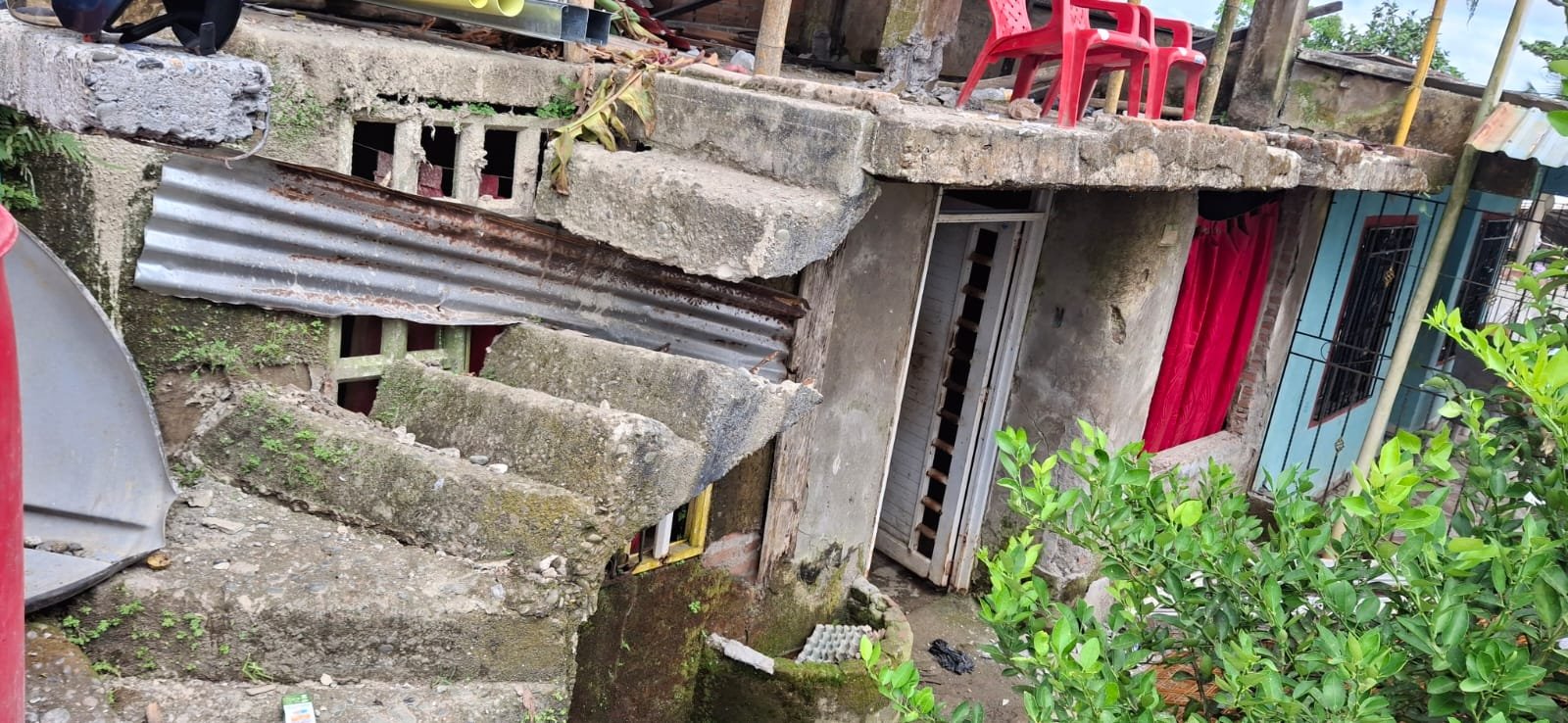 Fachada con estructura de concreto agrietada y terraza afectada
