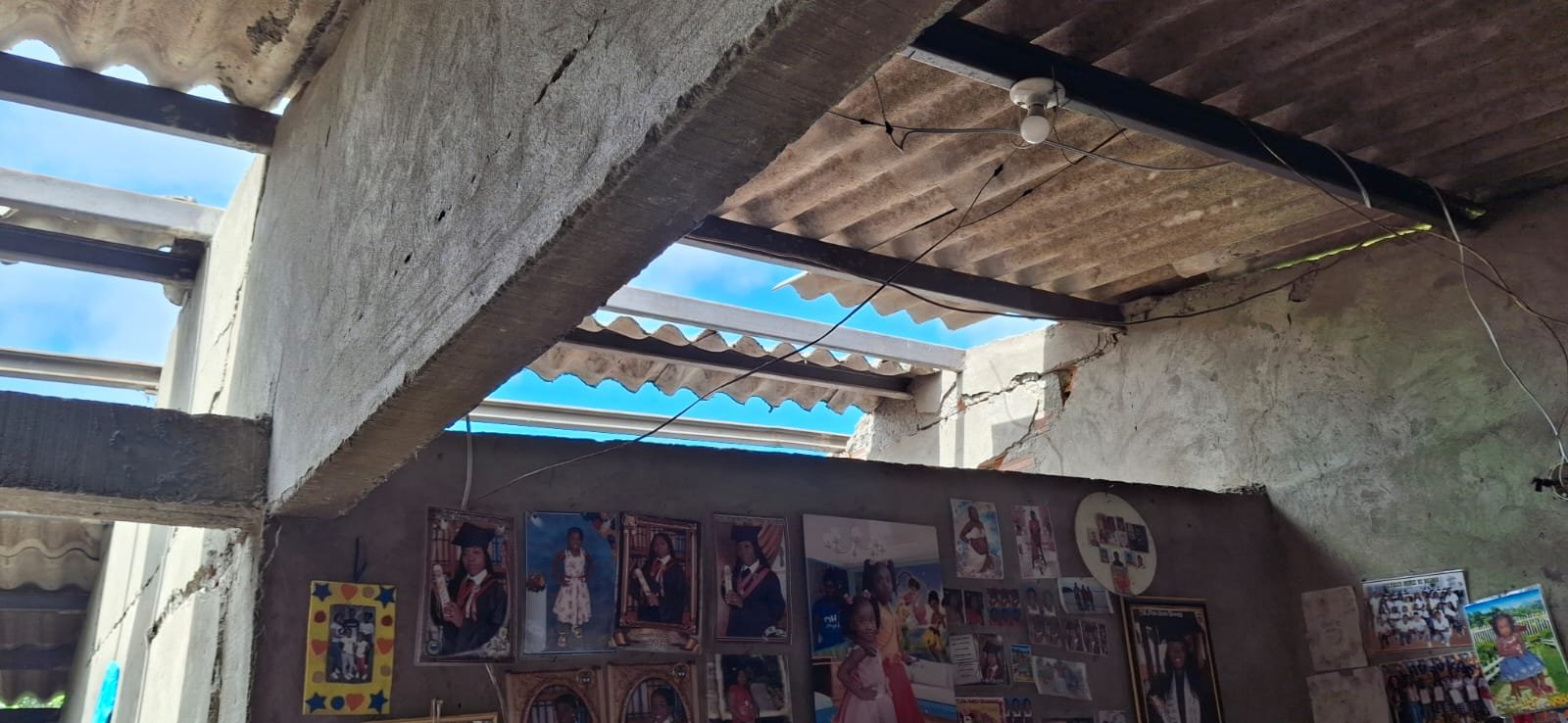 Interior con el techo agrietado y parcialmente abierto al cielo