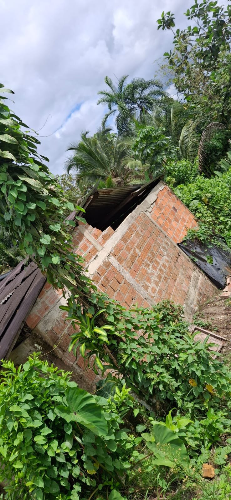 Estructura de ladrillo inclinada con el techo desprendido