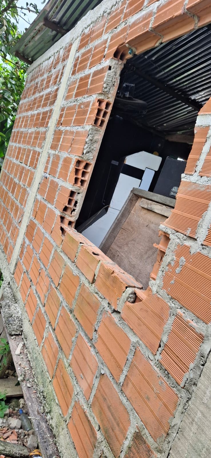 Muro con una abertura irregular hacia el interior de la vivienda
