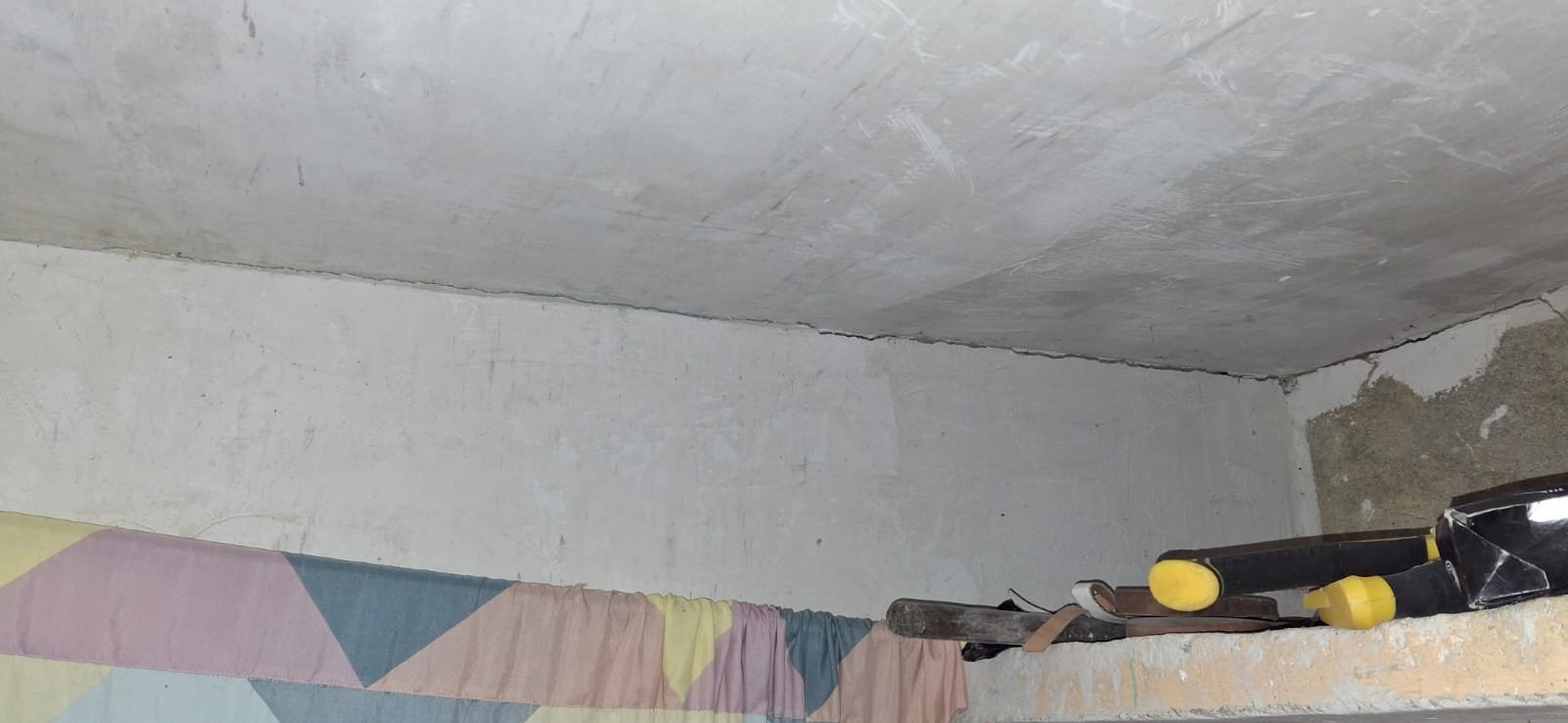 Grieta en la unión entre el techo y la pared