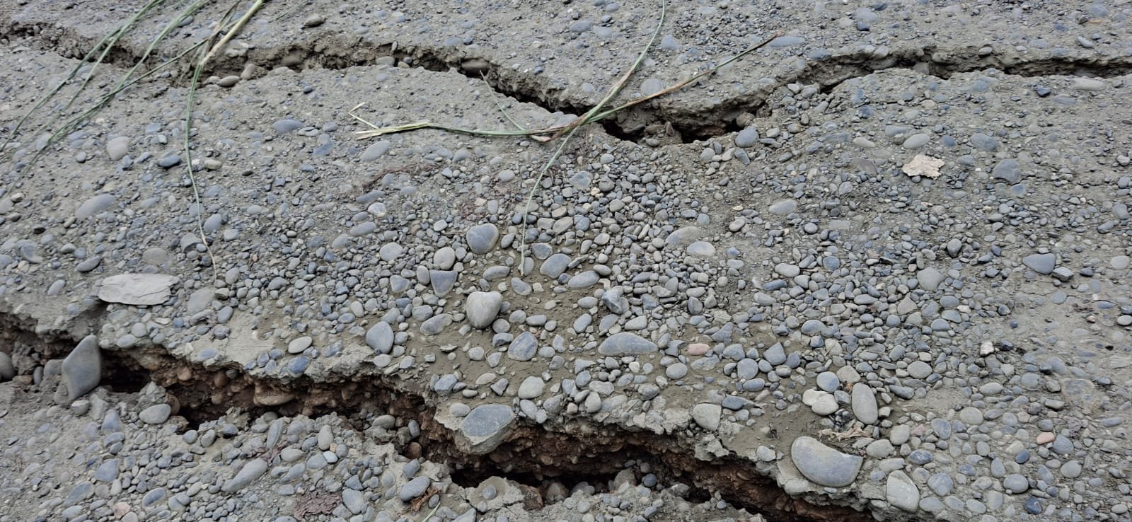 Detalle de las grietas en el pavimento de la vía