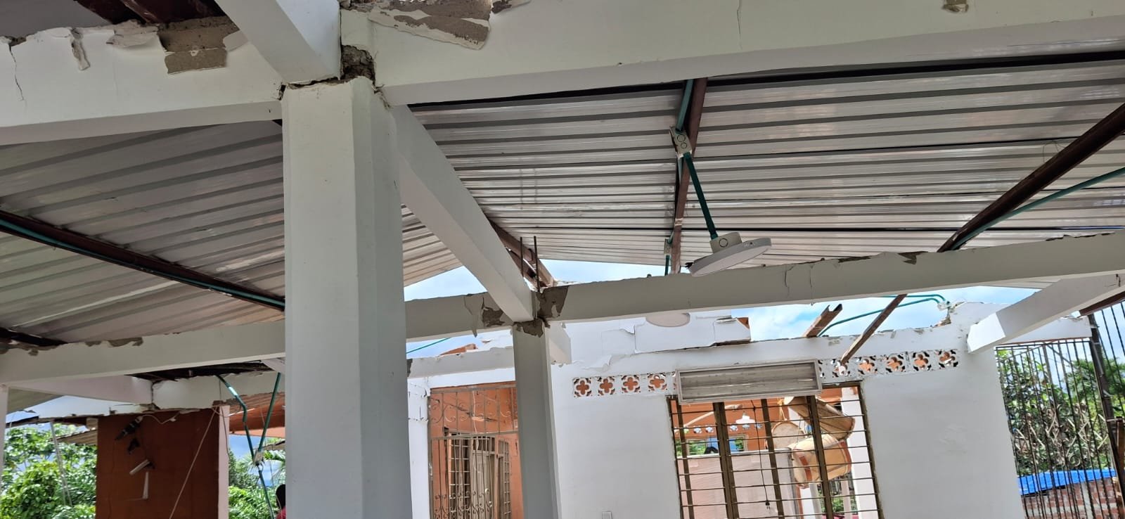 Vigas de la terraza agrietadas en la unión con la columna